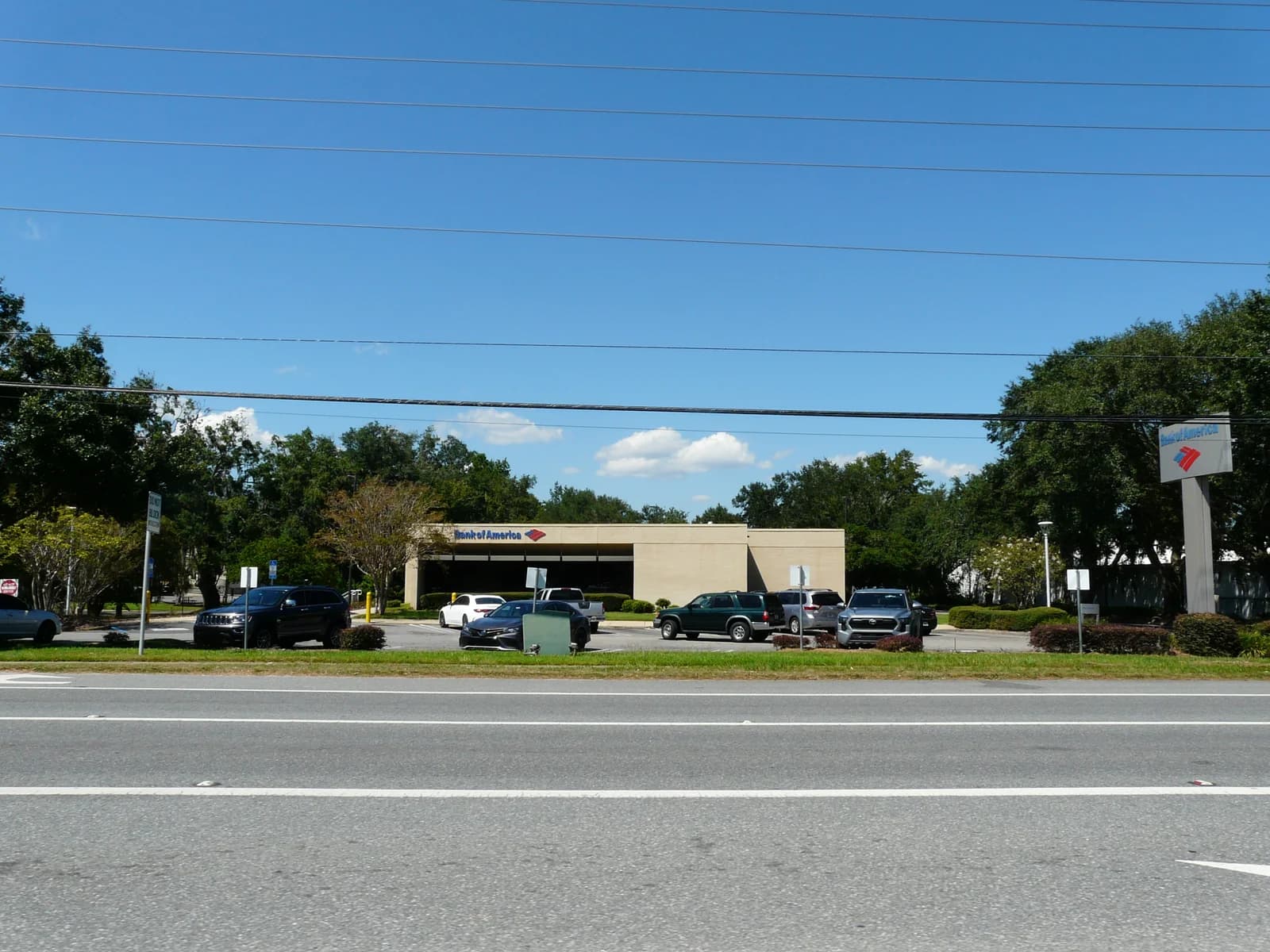 Bank of America branch on Apalachee Parkway in Tallahassee, Florida, photographed in September 2025